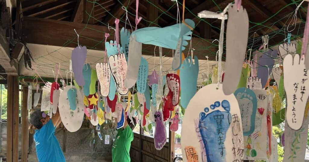 「足がはやくなりますように」 和歌山市の足守神社に恒例の「足形七夕飾り」登場