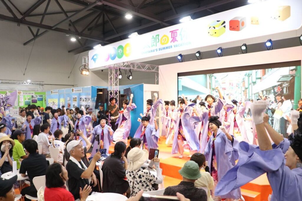 うらじゃなどのステージイベントや多彩な試食、体験コーナーが繰り広げられた大阪・関西万博の岡山県ブース