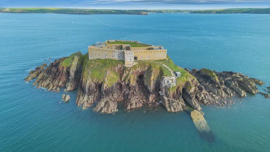 海か空路でしかアクセスできないこの島にはヘリポートも作られている/Strutt & Parker