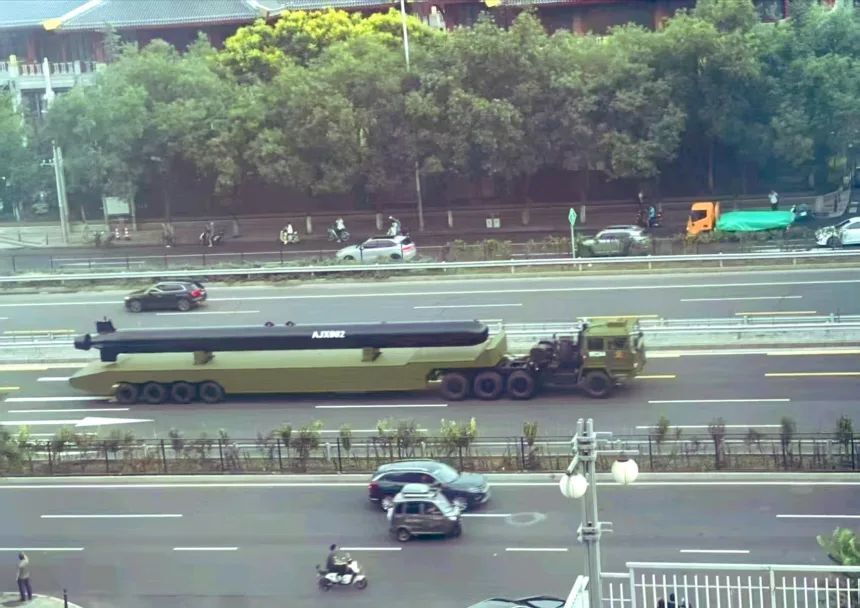 パレードのリハーサルで運搬される大型潜水ドローン（無人機）/From Chinese social media