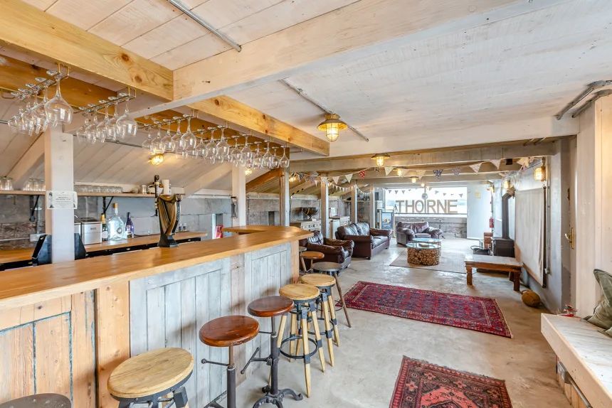 屋根付きの屋上バーは島の目玉の一つだ/Strutt & Parker