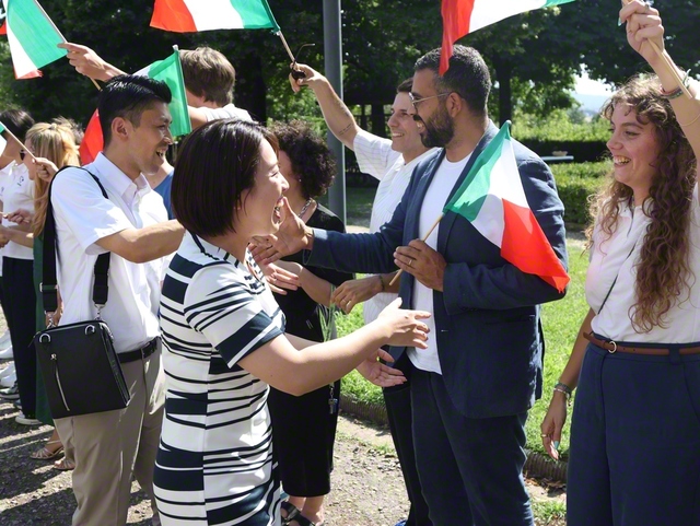 「遠いところ、ようこそ！」――イタリア文化会館に到着した訪問団を、地元トスカーナ州の友らが熱烈に歓迎