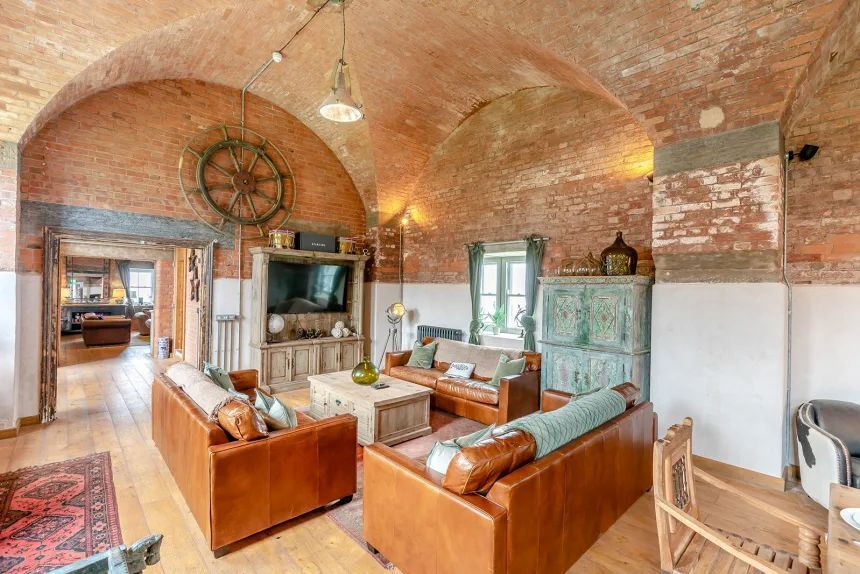 島の大改修を手掛けたことは「中年の危機」の一部だったと、コナー氏は振り返る/Strutt & Parker