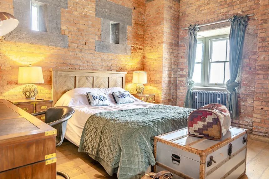 ５部屋あるベッドルームのうちの一つ/Strutt & Parker