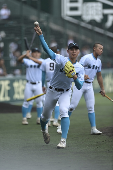 【全国高校野球２回戦　聖光学院―山梨学院】試合前に肩をつくる山梨学院の先発菰田陽生＝甲子園