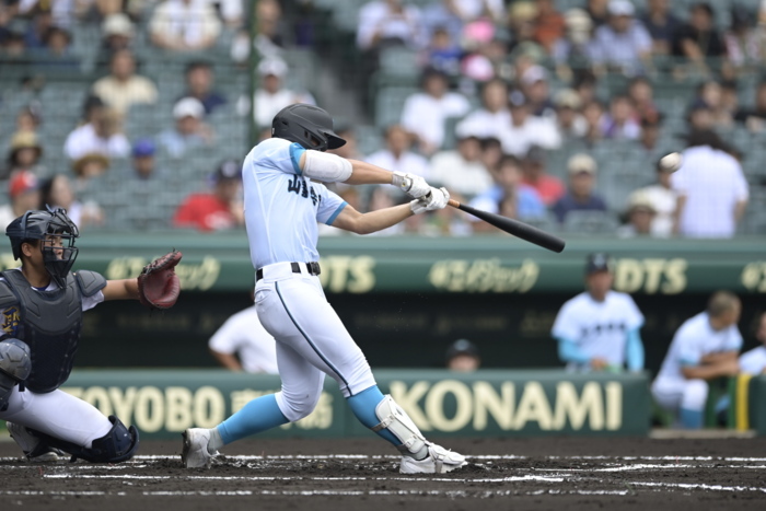 【全国高校野球２回戦　聖光学院―山梨学院】一回裏、ライトに大きな飛球を放つ山梨学院の宮川真聖＝甲子園