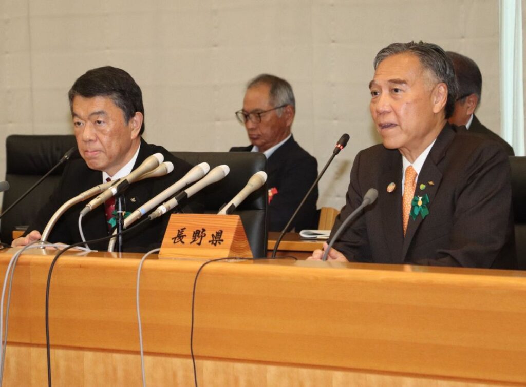 全国知事会会長に正式に選任され、記者会見する新会長の阿部知事㊨と現会長で宮城県の村井知事＝東京都の都道府県会館で