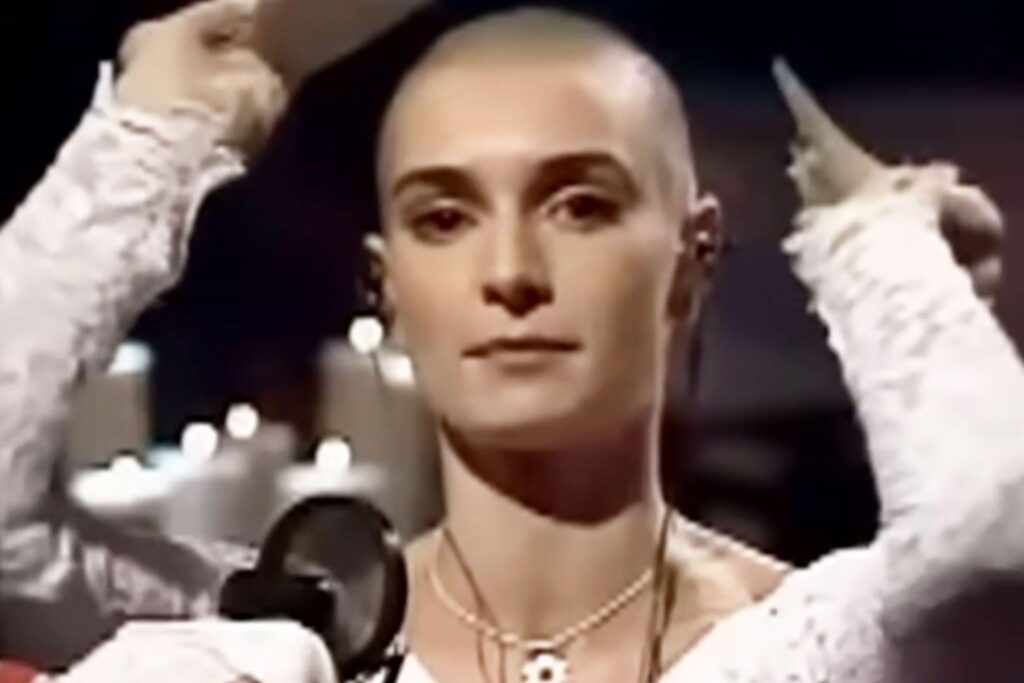 Lorne Michaelsは、彼女がまだ生きている場合、SNL記念日に出演するように禁止された歌手Sinead O'Connorに頼んだと言います
