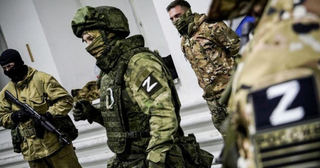 妻を連れて行くと脅した後、自分の兵士によって殺されたロシアの司令官