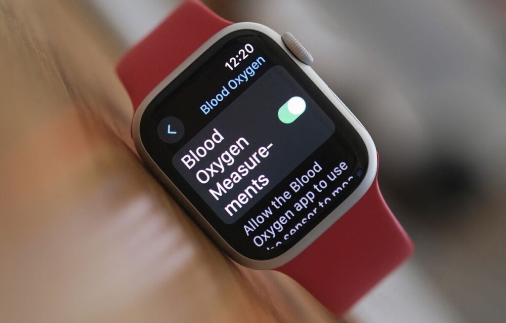 Apple Watchの血中酸素計測、米で復活-iPhone経由方式で係争決着 – Bloomberg Apple Watchの血中酸素計測、米で復活-iPhone経由方式で係争決着 - Bloomberg