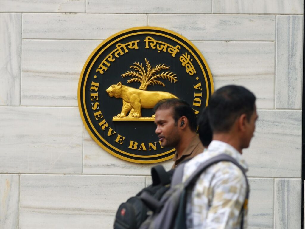 インド中銀がドル売り介入、少なくとも50億ドル－ルピー安に歯止め - Bloomberg