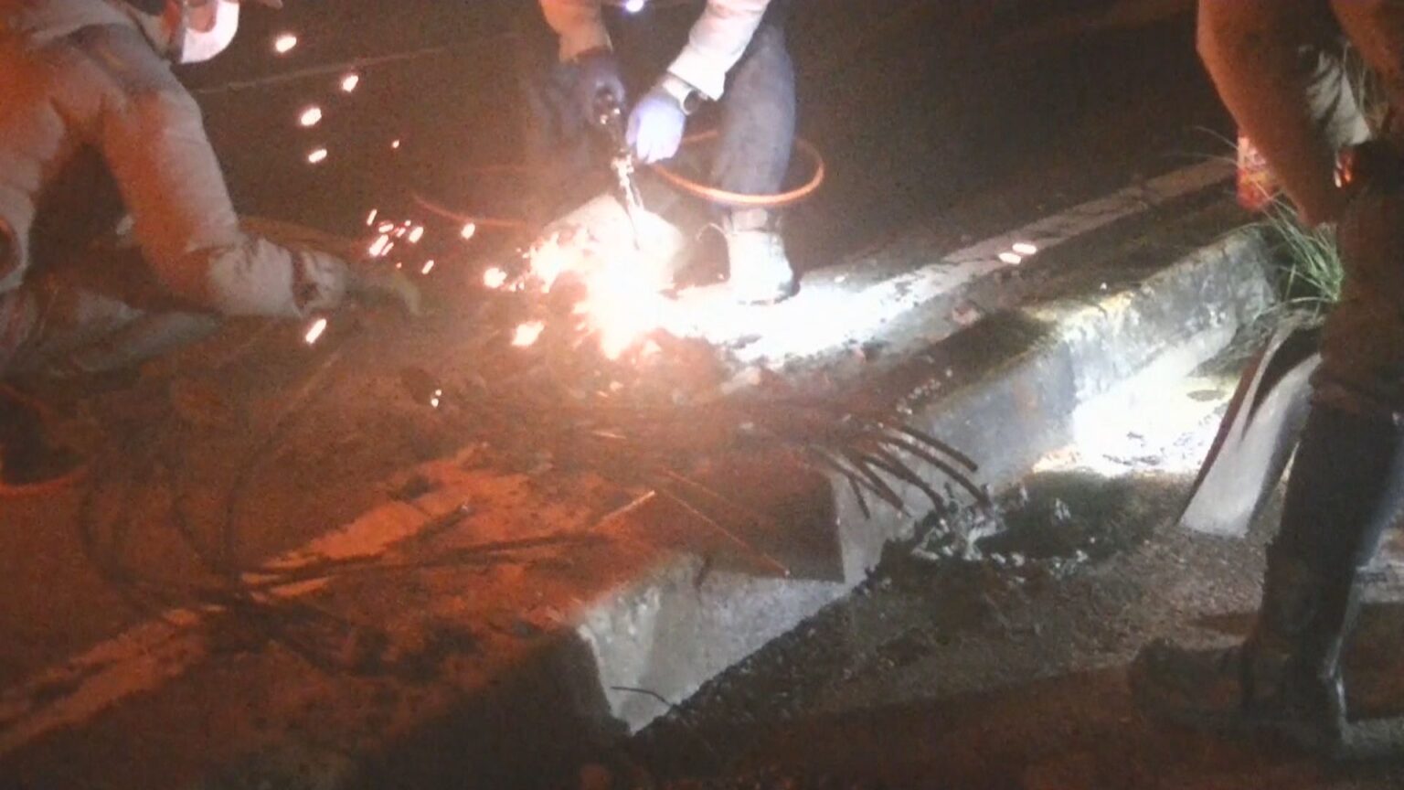 信号柱に車が衝突…たるんだケーブルに大型トラックが接触しさらに1本倒れる　男性がけが　香川 | KSBニュース | KSB瀬戸内海放送