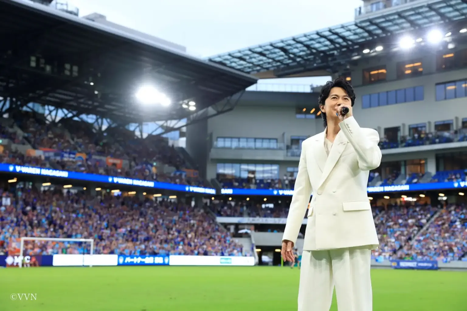 平和祈念マッチ 長崎対札幌に福山雅治がサプライズ登場！被爆80年「クスノキ-500年の風に吹かれて-」とともに平和の祈りを長崎から世界へ | サッカーキング