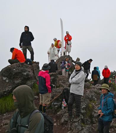 栃木・日光男体山で夜間登山解禁 約５００人山頂到達、２４８６ｍ | 全国のニュース | 福井新聞ONLINE