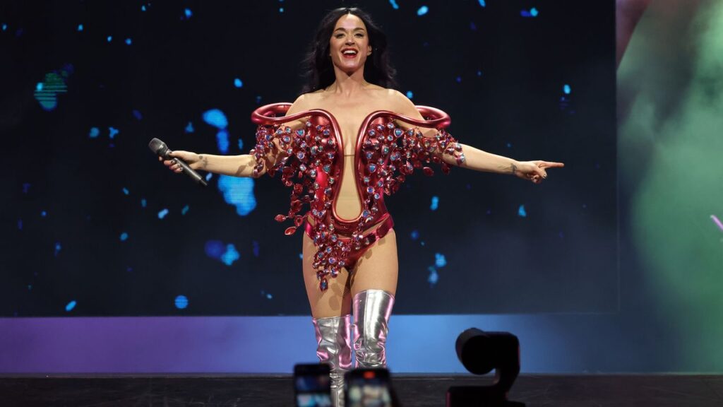 カナダ前首相のジャスティン・トルドー、ケイティ・ペリーのコンサートを鑑賞 | Vogue Japan