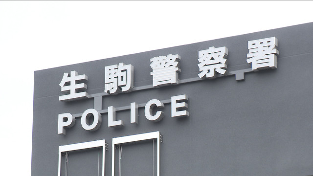 “バキュームカー”が車輪止め外した際に動き出しそのまま電柱に衝突・・・糞尿の漏れはない一方、電柱が根元から折れ、通行止めや周辺で停電も　奈良県生駒市