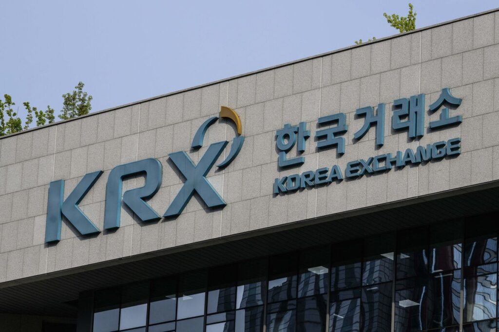 韓国株急落、予想外の増税方針発表を嫌気－李政権への反発強まる - Bloomberg