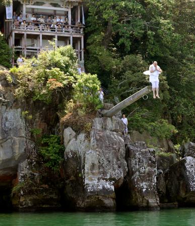 僧侶、琵琶湖へ「棹飛び」 滋賀・近江八幡の伊崎寺 | 全国のニュース | 福井新聞ONLINE