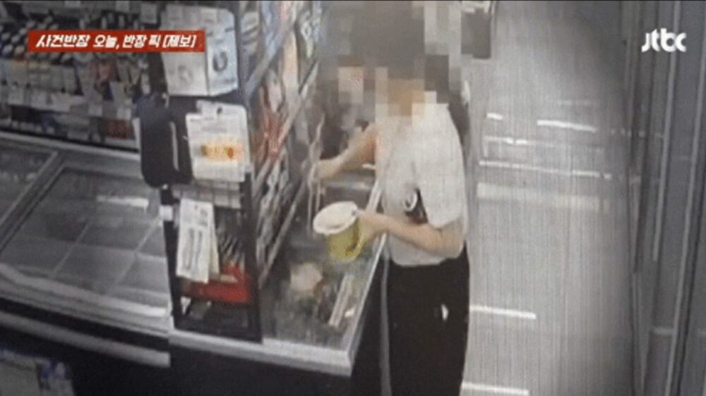 「店内飲食ダメ」に逆ギレ…韓国・注意された客がカップ麺を冷凍庫にぶちまける“報復”　写真枚　国際ニュース：AFPBB News