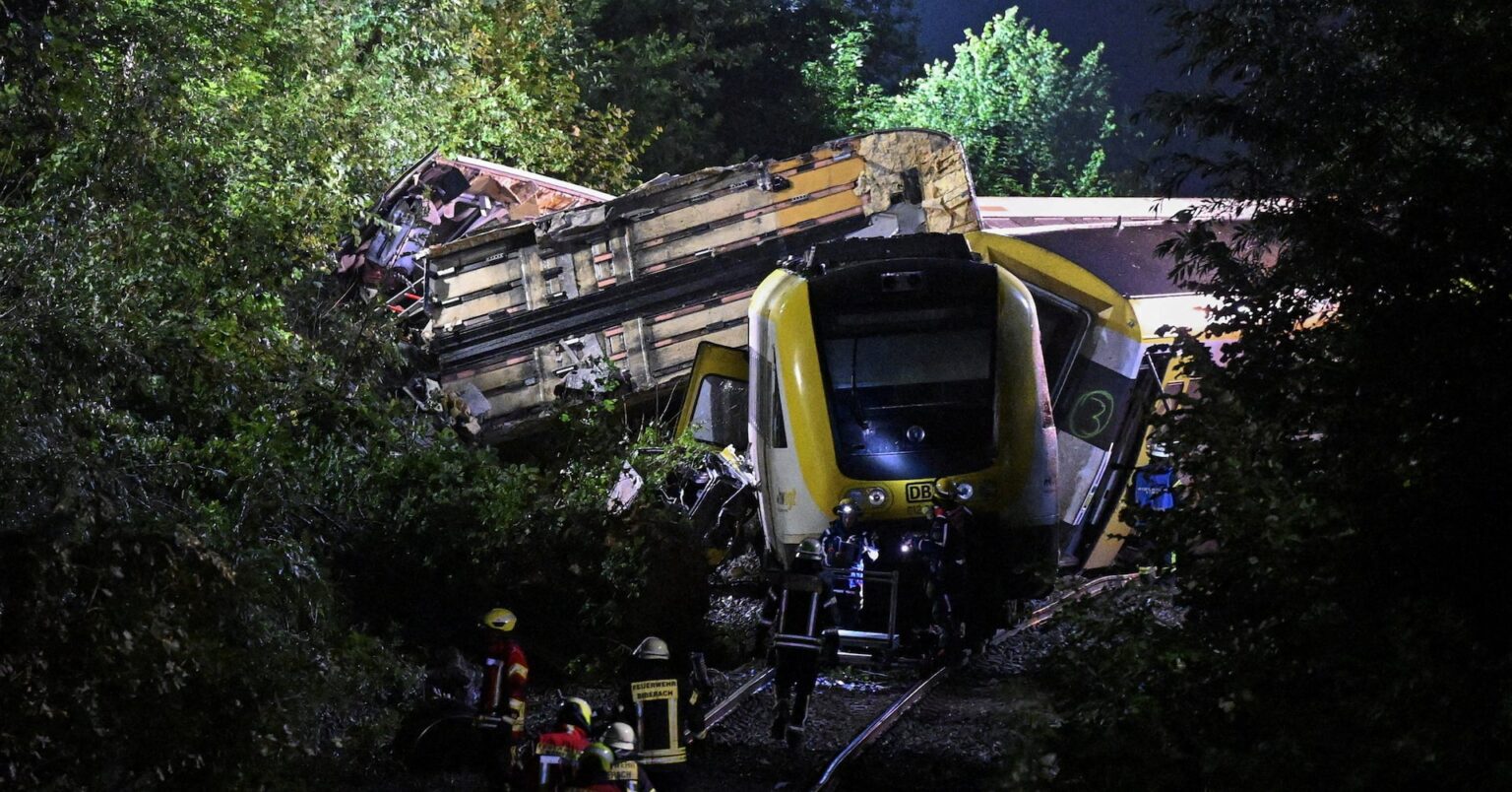 ドイツ南西部で列車脱線、3人死亡 原因調査中と警察 | ロイター ドイツ南西部で列車脱線、3人死亡 原因調査中と警察 | ロイター