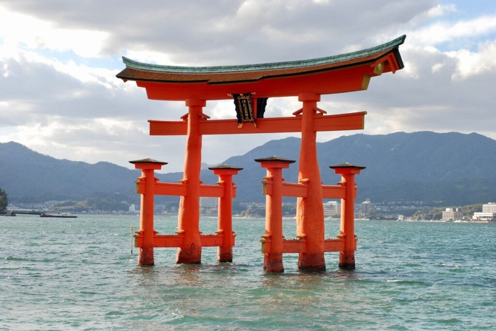 大分県の海岸で撮影された「鳥居」　早朝の神々しい絶景に思わず感動「拝みたくなる」「すごいタイミング」 「よく見ると鳥がいる！」の声 | LIMO | くらしとお金の経済メディア