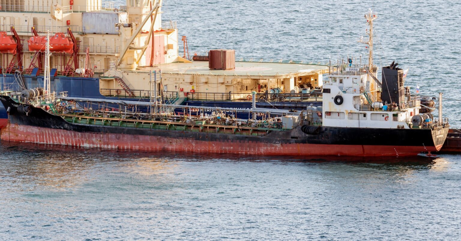 インド行きロシア産原油輸送船2隻が目的地変更、米追加制裁警告で | ロイター インド行きロシア産原油輸送船2隻が目的地変更、米追加制裁警告で | ロイター