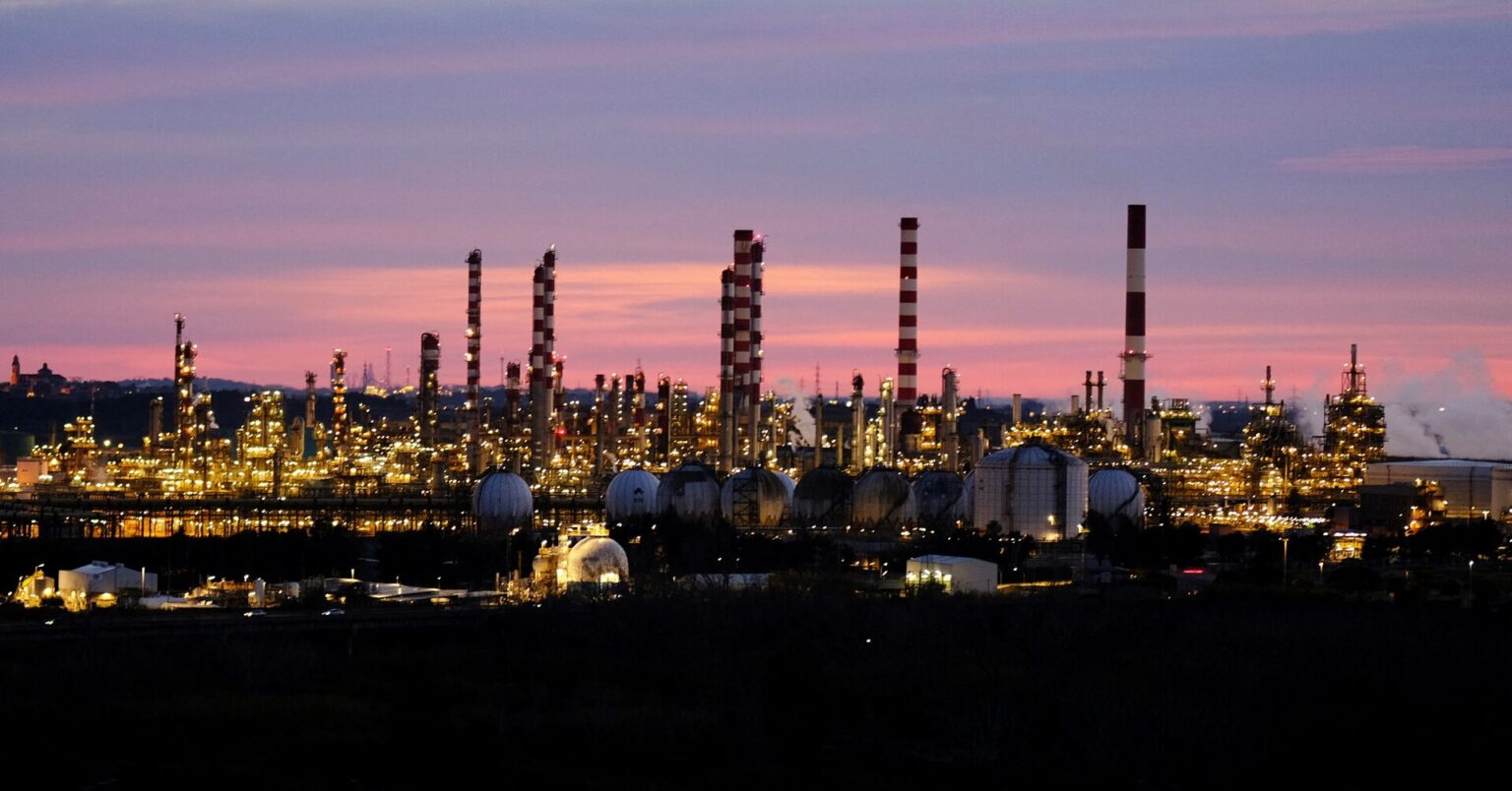 原油先物ほぼ横ばい、供給過剰懸念もロシア産巡り警戒感 | ロイター