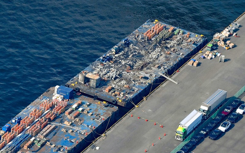 みなとみらいの花火大会で爆発を起こした台船＝横浜市鶴見区で2025年8月5日午後3時53分、本社ヘリから新宮巳美撮影