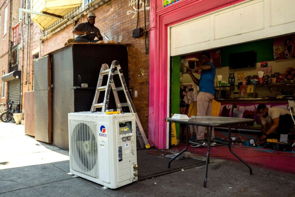 全米で無料エアコン配布加速、猛暑が直撃－低所得世帯の命守る - Bloomberg