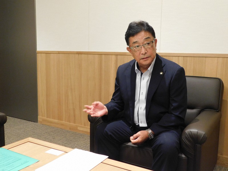 政治資金収支報告書について毎日新聞の取材に応じる桐生市の荒木恵司市長＝桐生市役所で2025年7月30日午後5時28分、遠山和彦撮影