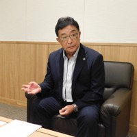 政治資金収支報告書について毎日新聞の取材に応じる桐生市の荒木恵司市長＝桐生市役所で2025年7月30日午後5時28分、遠山和彦撮影