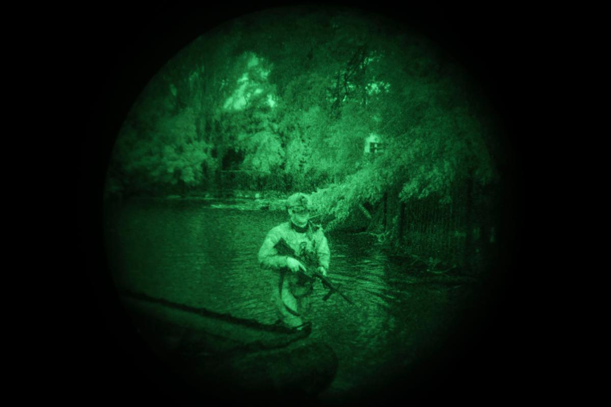 夜間に川の中を進むウクライナ特殊部隊の兵士。
