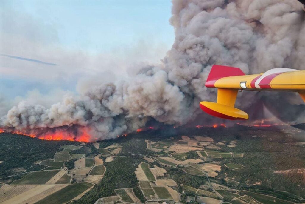 フランス南部で大規模な山火事－気候変動で欧州の熱波激しさ増す - Bloomberg