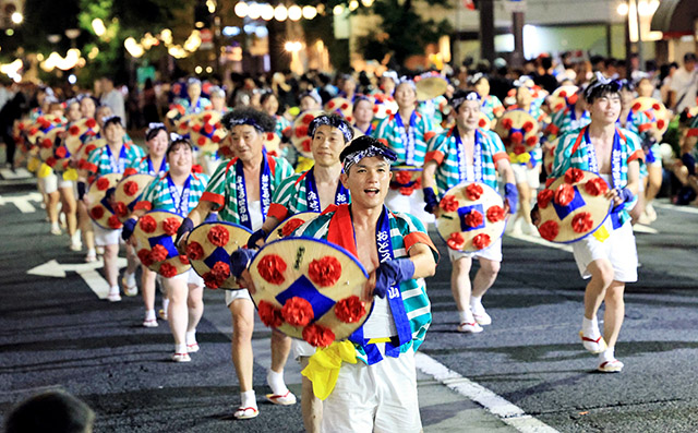 群舞、かけ声 また来年　山形花笠まつり最終日