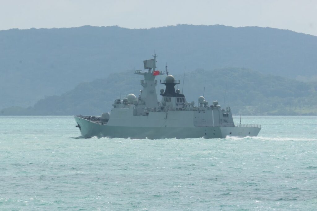 中国の軍艦３隻、シドニー沖の国際水域航行－豪中の外交関係試される - Bloomberg