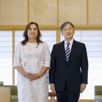 ペルーのボルアルテ大統領との会見に臨まれる天皇陛下＝皇居・御所で2025年8月8日午後4時5分（代表撮影）