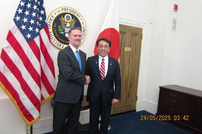 日米交渉に臨んだ赤沢亮正経済再生担当相（右）と米通商代表部（USTR）のグリア代表＝内閣官房提供