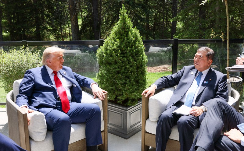 ドナルド・トランプ米大統領（左）と会談する石破茂首相＝カナダ西部カナナスキスで6月16日（内閣広報室提供）