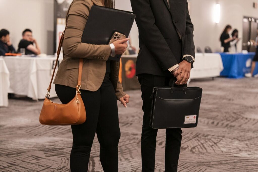 カナダ労働市場が予想外に悪化、コロナ禍除けば７年ぶり雇用者大幅減 - Bloomberg