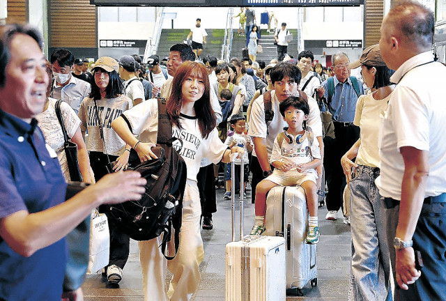 富山に帰省 笑顔　新幹線駅　ラッシュ始まる