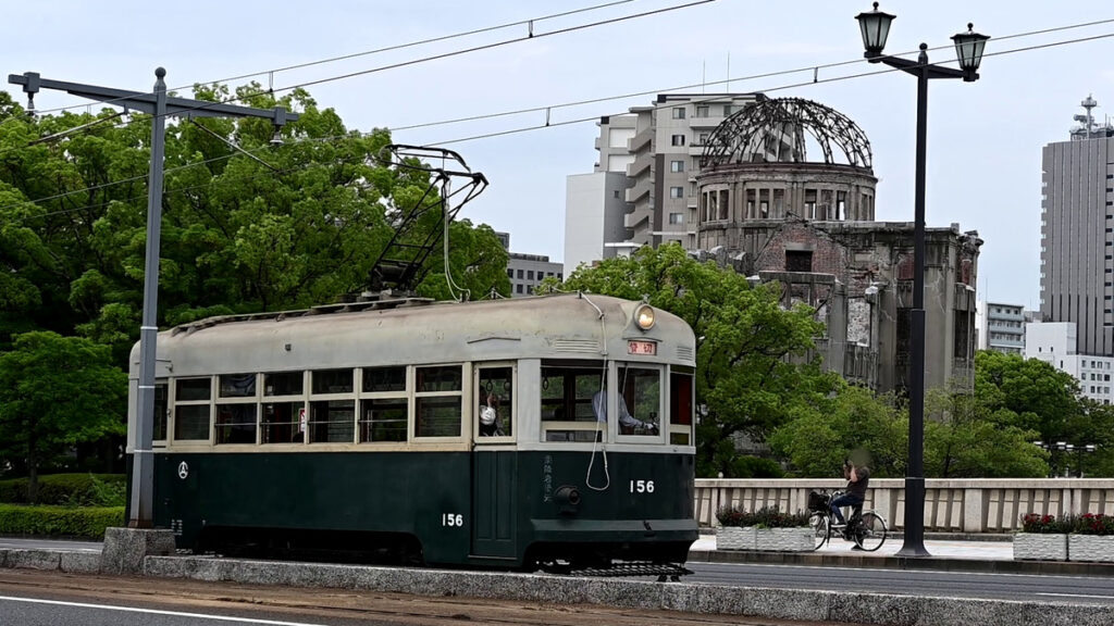 広島電鉄が戦後80年を迎えた感謝を込めて被爆電車156号を運行 - GIGAZINE
