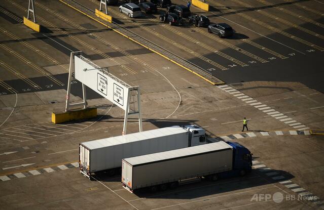 英国行きのトラックに隠れた移民15人、低体温症で救助 仏