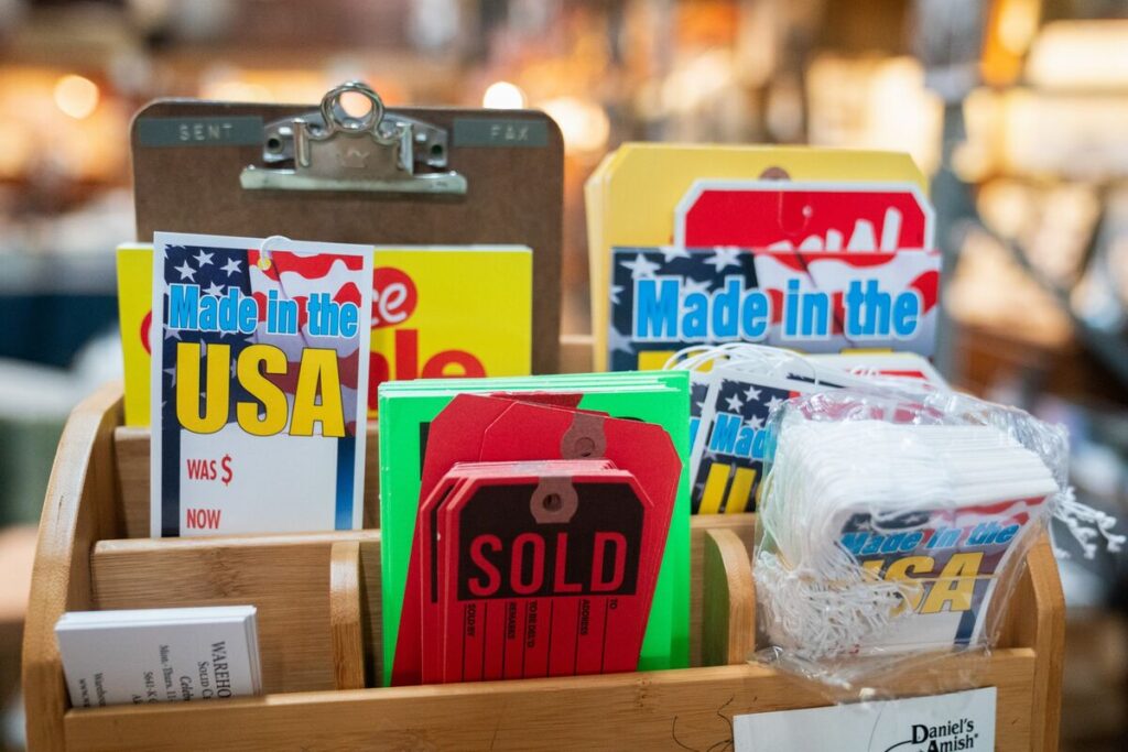 トランプ関税の負担、米国の企業から消費者にシフトへ－ゴールドマン - Bloomberg