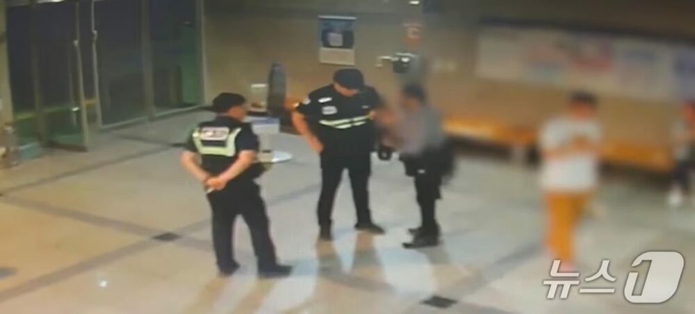 警官装い地下鉄駅を徘徊した50代男…韓国・階級章なく発覚　写真枚　国際ニュース：AFPBB News