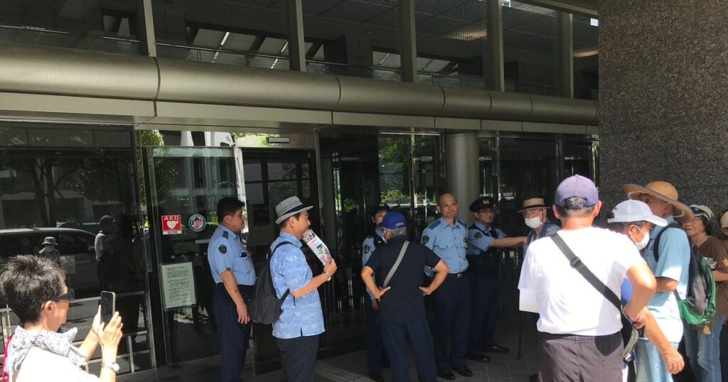 作家・目取真さん宅の捜索は「行きすぎた規制、弾圧」 県警本部前で75人が抗議 沖縄・那覇市 辺野古新基地問題 – 琉球新報デジタル 作家・目取真さん宅の捜索は「行きすぎた規制、弾圧」 県警本部前で75人が抗議 沖縄・那覇市 辺野古新基地問題 - 琉球新報デジタル