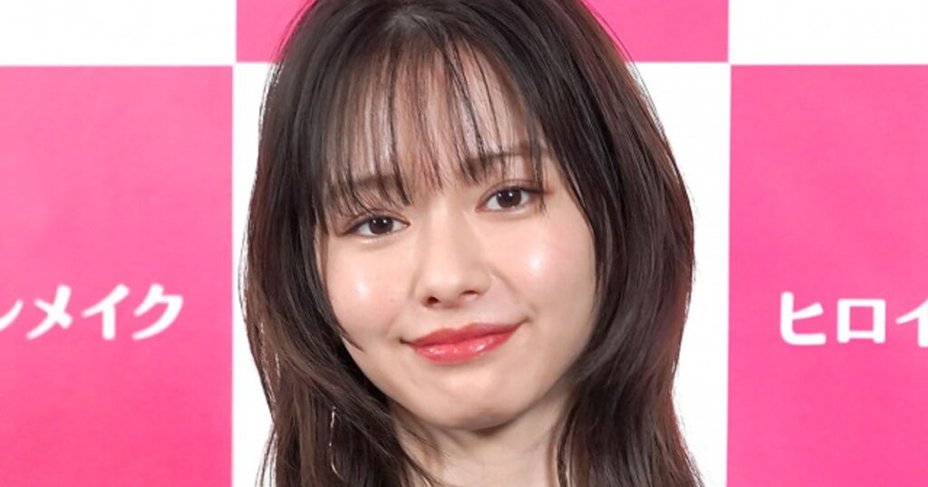 ORICON NEWS：山本舞香、美脚まぶしい足組みショット　みちょぱとの2ショットも「天才すぎる大好き」「まじ可愛すぎるーー」 | 毎日新聞