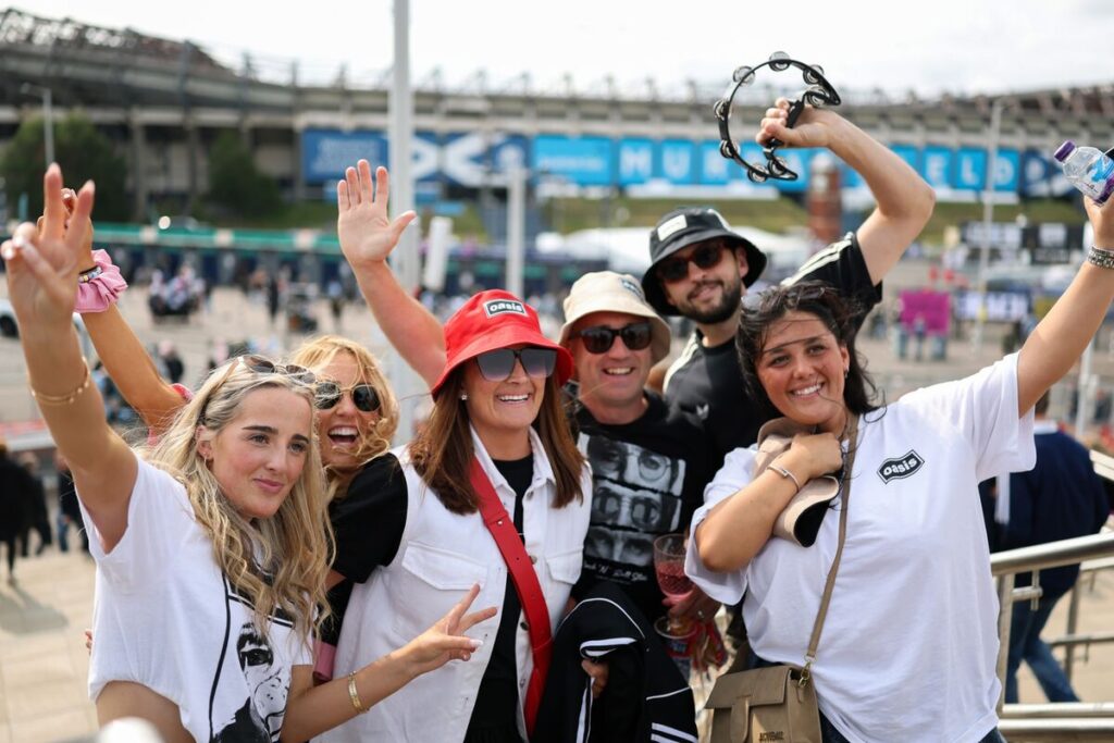 オアシス再結成が英インフレの火種に、利下げへの影響を専門家は警戒 - Bloomberg