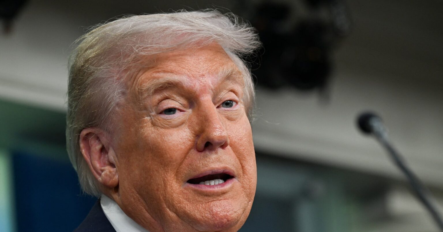 米国でさらに1000万人が無保険に、大型減税成立で議会予算局推計 | ロイター