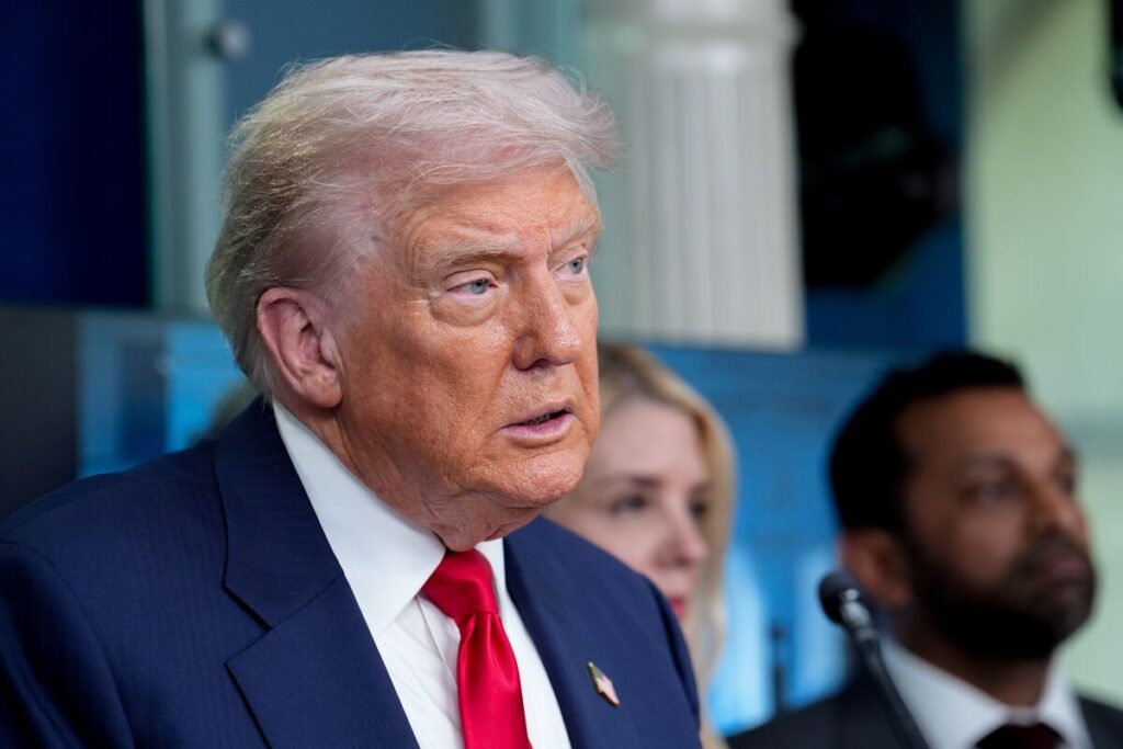 トランプ氏、欧州首脳らと電話協議へ－プーチン氏との会談控え調整 - Bloomberg