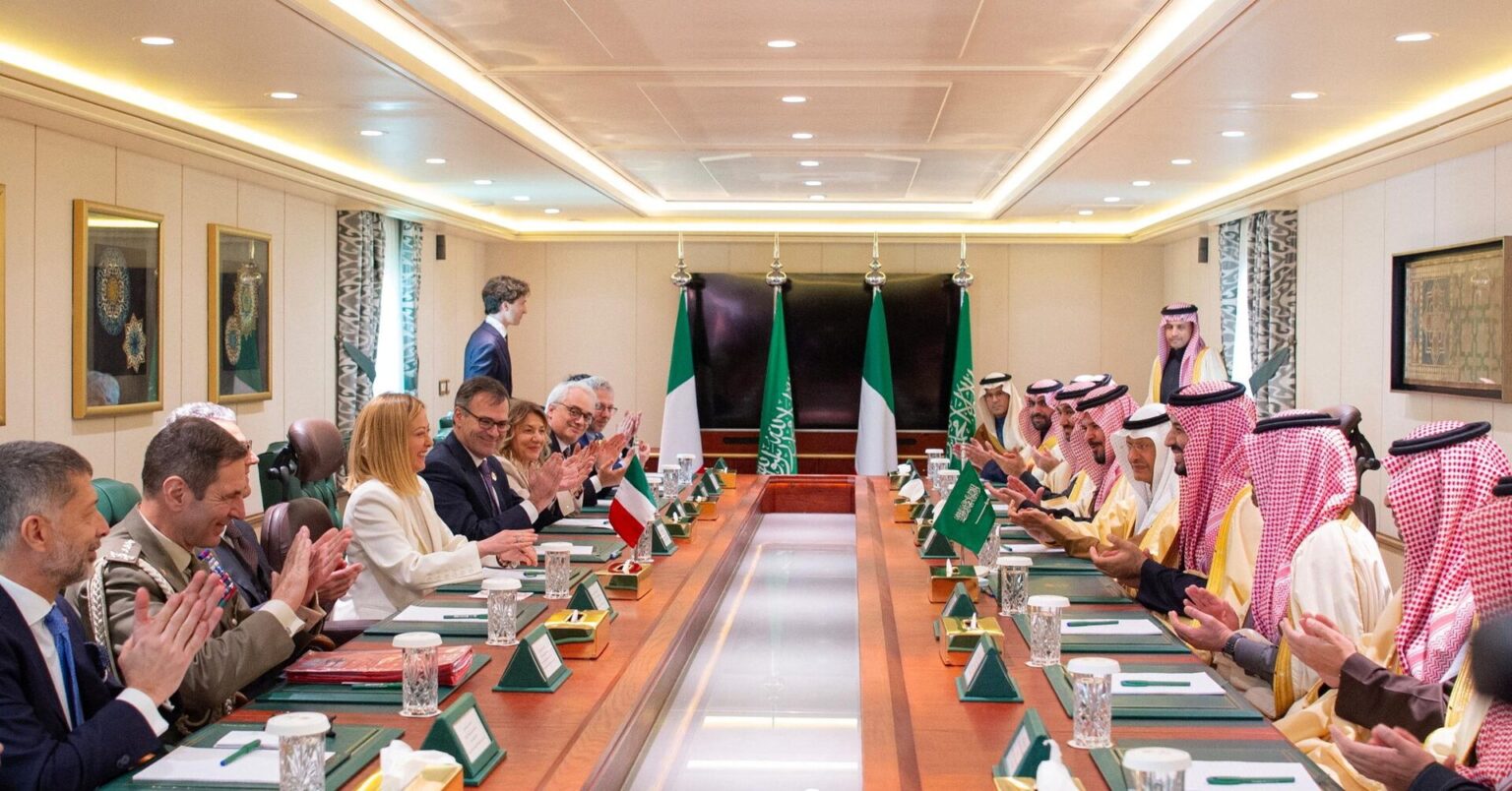 伊とサウジが100億ドル規模の協力協定、戦略パートナーシップ強化​ | ロイター